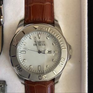 Invicta men’s watch with 4 leather straps